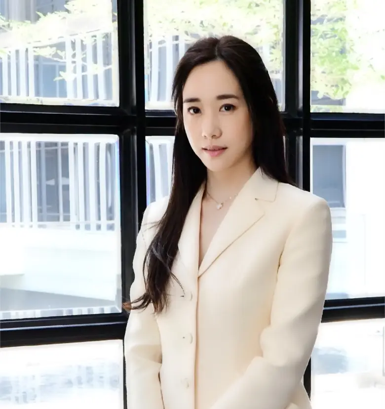 นางสาวหลุยส์ เตชะอุบล ประธานเจ้าหน้าที่บร...