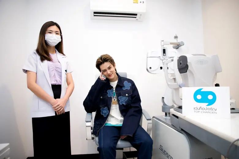 "ไม้เอก กานดิศ" อัพเดทเทรนด์แว่น Ray-Ban ในแบบฉบับแฟชั่นไอคอนิค รับ "นิวเยียร์เซล" ที่ร้านแว่นท็อปเจริญ