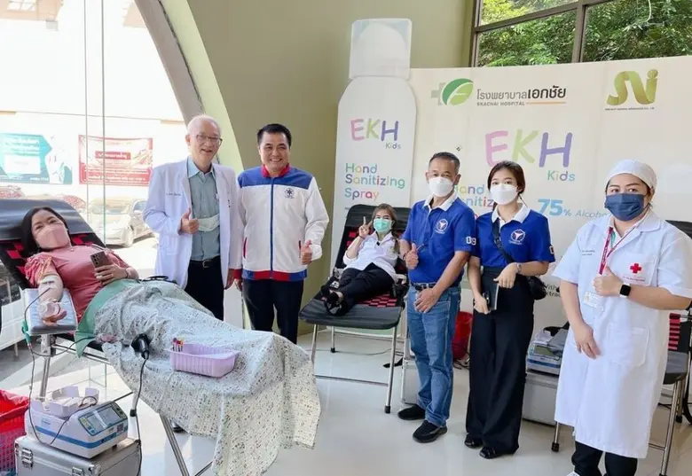 นายแพทย์อำนาจ เอื้ออารีมิตร (แถวยืนที่ 1 ...