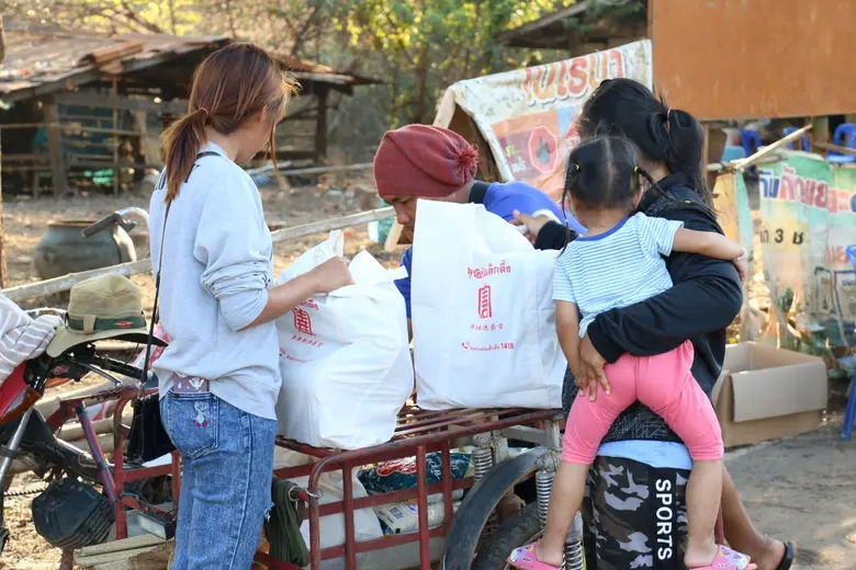 มูลนิธิป่อเต็กตึ๊ง ยกทัพเครื่องอุปโภคบริโภค มูลค่า 2.2 ล้านบาท ลงพื้นที่แจกจ่ายในโครงการฟื้นฟูหลังน้ำลดแก่ผู้ประสบภัยน้ำท่วมรวม 6 จังหวัด