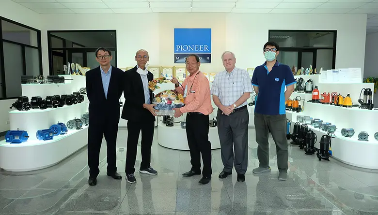 คุณวสันต์ อิทธิโรจนกุล (ที่ 3 จากซ้าย) กร...