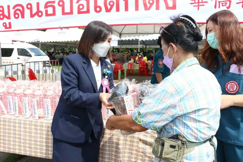 มูลนิธิป่อเต็กตึ๊ง มอบของขวัญเพื่อเป็นขวั...