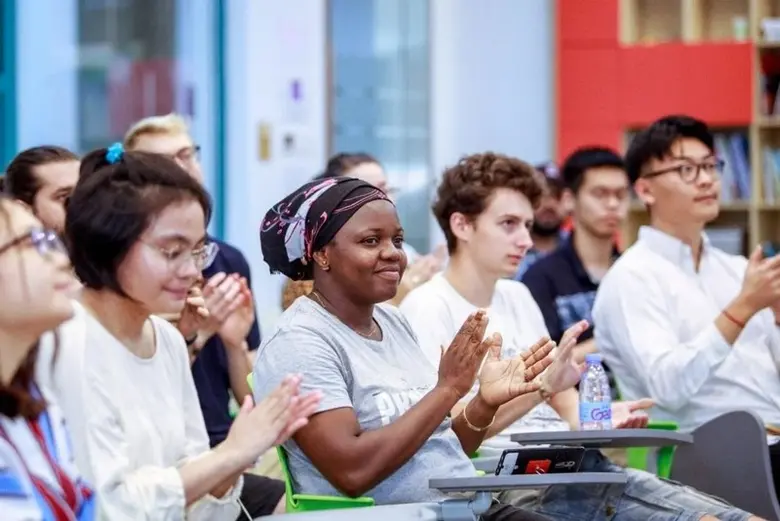 มาเรียม โอ อโฟลาบี จากบัณฑิตวิทยาลัยนานาชาติซิงหัวเซินเจิ้น คณะโอเพน เฟียสตา บอกเล่าเรื่องราวของเส้นทางที่สร้างแรงบันดาลใจ