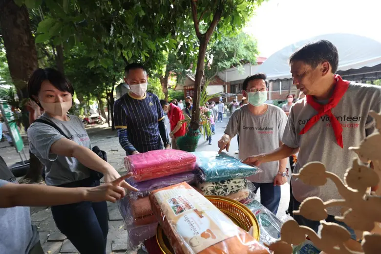 แคนนอน สานต่อโครงการ "ขวดอิ่มบุญ" ครั้งที่ 3 ส่งมอบขวดพลาสติกใช้แล้ว ให้วัดจากแดง จ.สมุทรปราการ เพื่อนำไปรีไซเคิล และแปรรูปเป็น "ผ้าไตรรีไซเคิล"