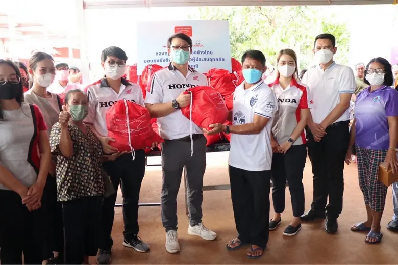 กองทุนฮอนด้าเคียงข้างไทย ผนึกกำลังผู้แทนจำหน่ายรถยนต์และรถจักรยานยนต์ฮอนด้า ร่วมส่งมอบถุงยังชีพช่วยผู้ประสบอุทกภัย