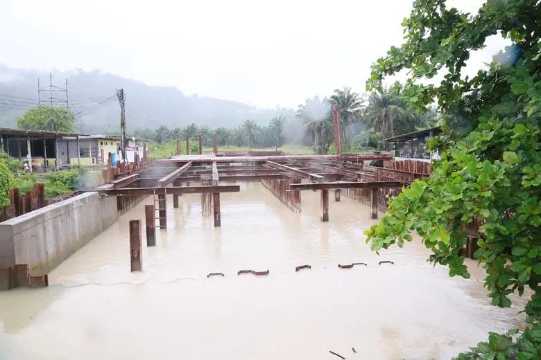 อธิบดีกรมโยธาฯ รุดตรวจสอบการก่อสร้างระบบป้องกันน้ำท่วมพื้นที่ชุมชนป่าตอง จ.ภูเก็ต พร้อมสั่งการเร่งรัดการแก้ไขปัญหาให้แล้วเสร็จโดยเร็วที่สุด เพื่อบรรเทาความเดือดร้อนของประชาชน
