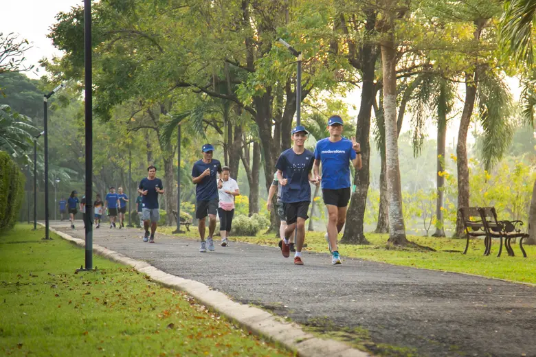 โมเดอร์นฟอร์ม ชวนน้องผู้พิการทางสายตาเดินวิ่งเพื่อสุขภาพ