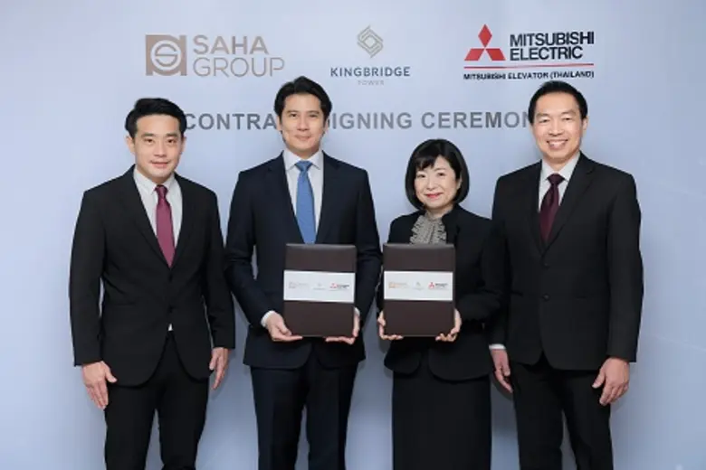 นางสาวคาโอริ ทาคาฮาชิ (กลางขวา) กรรมการผู...