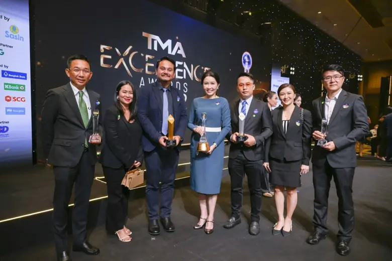 นางสาวขัตติยา อินทรวิชัย (กลาง) ประธานเจ้...