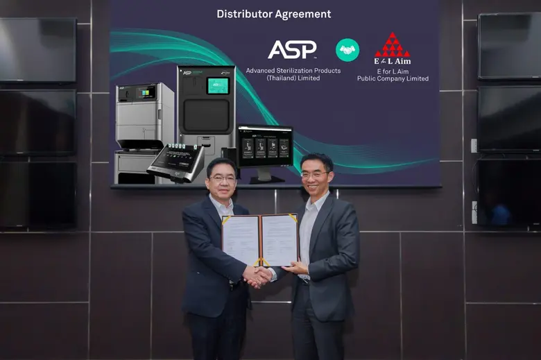 คุณปรีชา นันท์นฤมิต (ซ้าย) ประธานเจ้าหน้า...