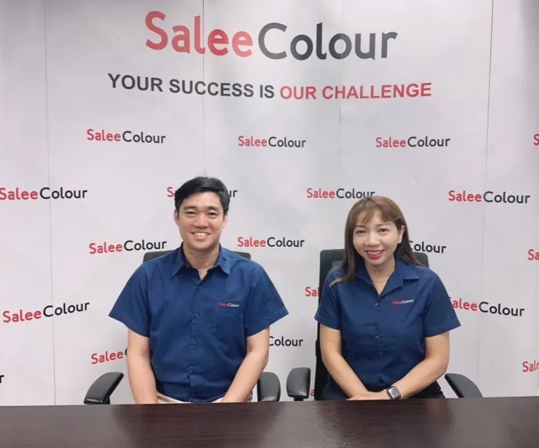 คุณพีรพันธ์ จิวะพรทิพย์ ( ซ้าย ) กรรมการผ...