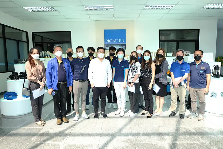 คุณสิริรัตน์ อิทธิโรจนกุล (แถวหน้าที่ 5 จ...