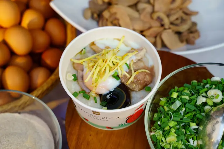 อิ่มหนำไปกับหลากหลายซุ้มอาหารรสเด็ดจากร้านดังทั่วไทย ในงานออกร้านอาหารสไตล์สตรีทฟู้ดมาร์เก็ต "ร้านดัง รสเด็ด @ศาลาทิพย์" ครั้งที่ 7 โรงแรมแชงกรี-ลา กรุงเทพฯ