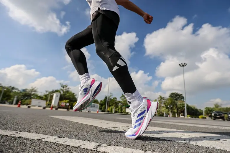 อาดิดาสเปิดตัวรองเท้าวิ่งเพื่อการฝึกซ้อม ...