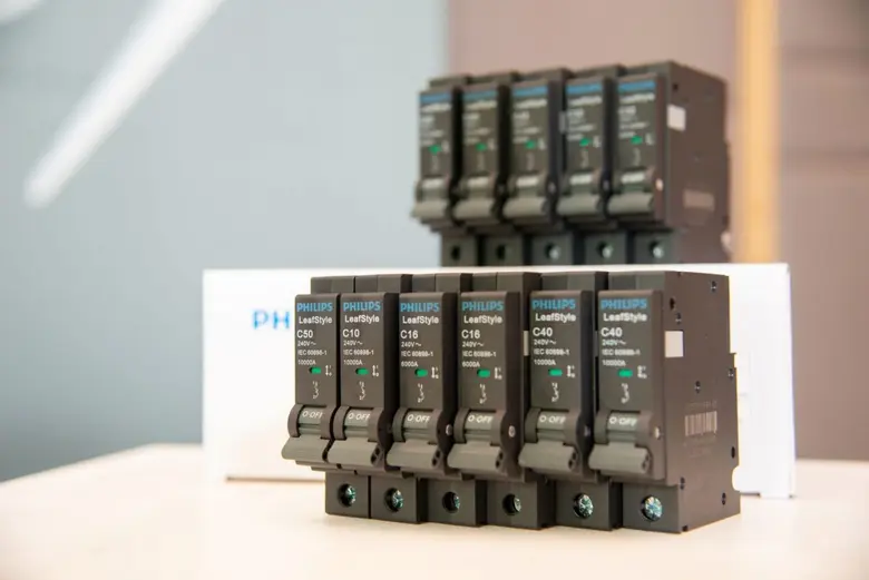 ฟิลิปส์ ผู้นำด้านแสงสว่าง เดินหน้าบุกตลาดเบรกเกอร์กันดูด และตู้ไฟคอนซูเมอร์ เปิดตัวไลน์สินค้าใหม่สำหรับฟิลิปส์ รุ่น ลีฟ ชูคอนเซ็ปต์ "แม่นยำ ฉับไว เรื่องความปลอดภัยมั่นใจฟิลิปส์"