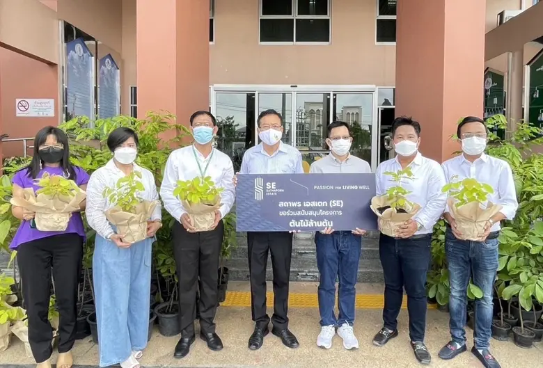 ดร.วรากร ลิขิตอนุภาค (ที่ 5 จากซ้าย) ผู้อ...