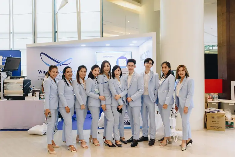 นางสาวกัญญสร ฐิตวรยศ ( กลาง ) รองประธานเจ...