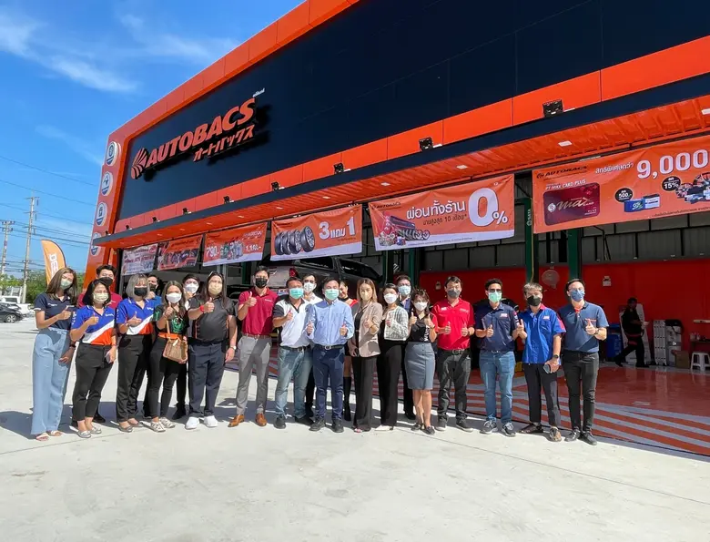 นายฉัตรชัย จันทร์ส่องศรี (คนที่ 8 จากซ้าย) ผู้ช่วยก...