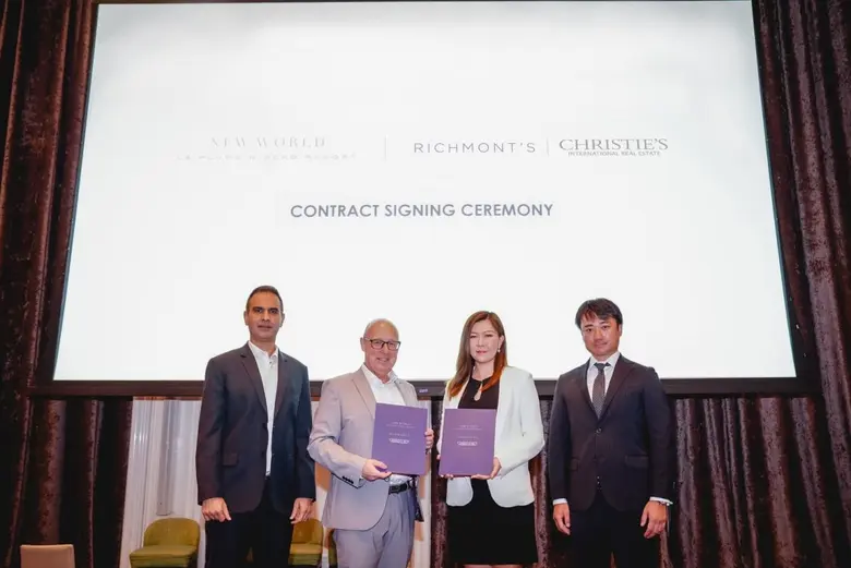 นายทิม สเคพวิงตัน (ที่ 2 จากซ้าย) กรรมการ...