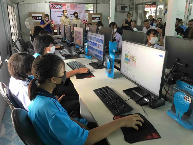 เอ๊กซ์เอ็ม ร่วมกับมูลนิธิ EDF ปรังปรุงห้องคอมพิวเตอร์ พร้อมมอบคอมพิวเตอร์ และอุปกรณ์ไอทีให้โรงเรียน