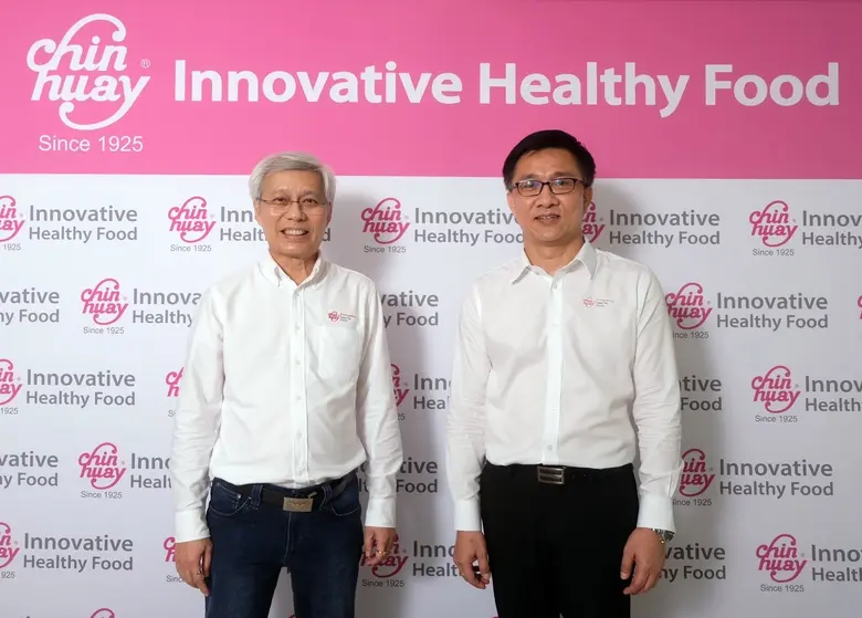 นายศักดา ศรีแสงนาม (คนซ้าย) ประธานเจ้าหน้...