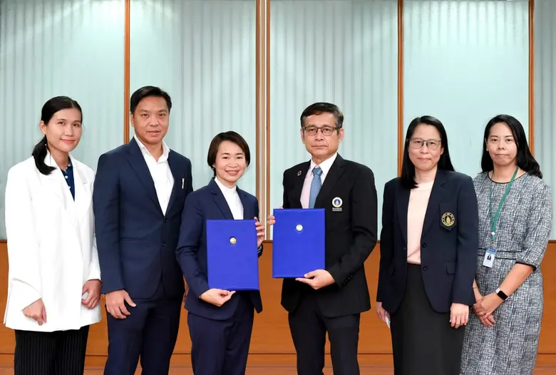 นางนฤมล ศักดิ์สิทธิเสรีกุล (ที่ 3 จากซ้าย...