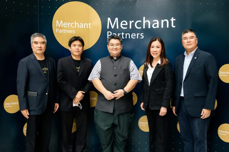 คุณเกษมสิทธิ์ ปฐมศักดิ์ (ขวาสุด) ประธานกร...