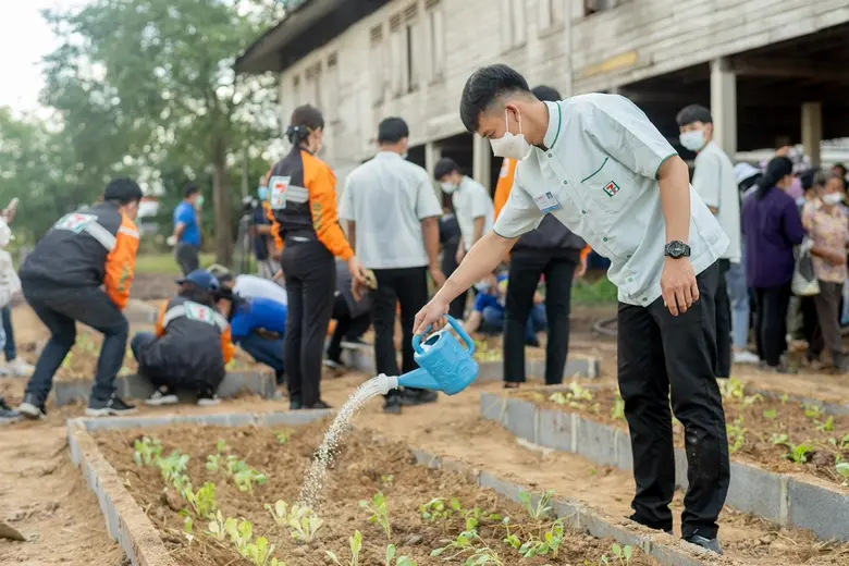 ชมรมจิตสาธารณะ ซีพี ออลล์ และบริษัท ยิ่งยงมินิมาร์ท จำกัด พร้อมบริษัทในกลุ่มร่วมโครงการ "วันสร้างสุข" ลงพื้นที่ฟื้นฟูโรงเรียนบ้านผักหย่า จ.อุบลราชธานี