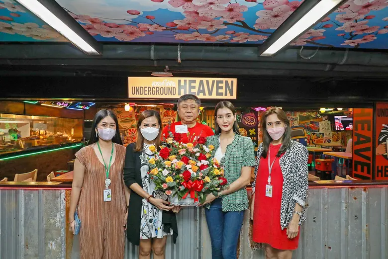 เอ็ม บี เค เซ็นเตอร์ มอบกระเช้าดอกไม้แสดง...