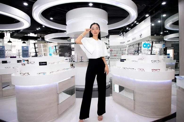 "เฟร้นช์ฟราย รินทร์ณฐา" ชวนอัพเดทเทรนด์แว่นแบรนด์หรู "คาร์เทียร์" ฉลองนิวเยียร์เซล ที่ร้านแว่นท็อปเจริญ