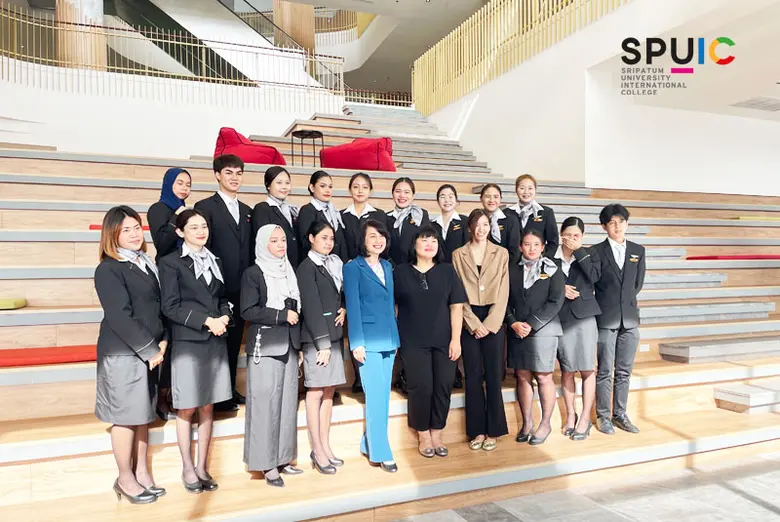 อาจารย์กาญจนา แฮนนอน รองคณบดีวิทยาลัยนานา...