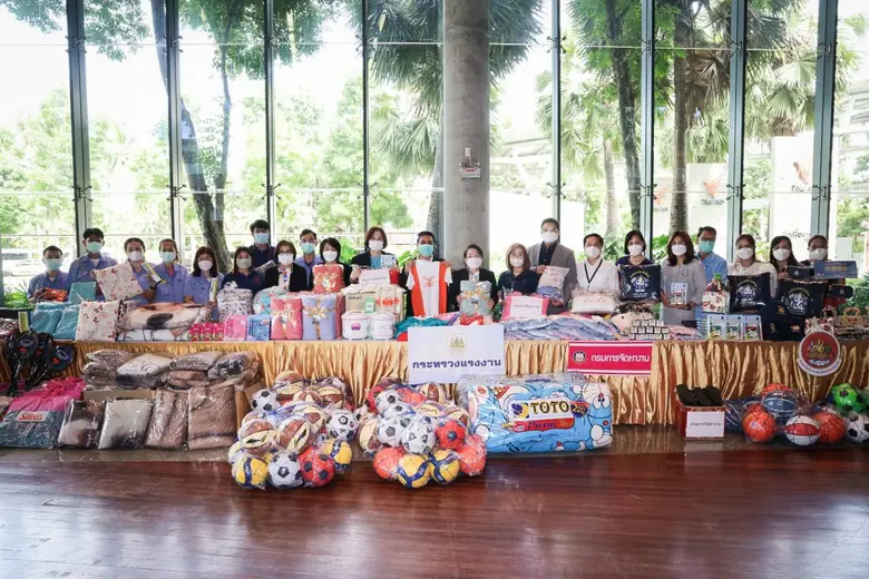 นายสุชาติ ชมกลิ่น รัฐมนตรีว่าการกระทรวงแร...