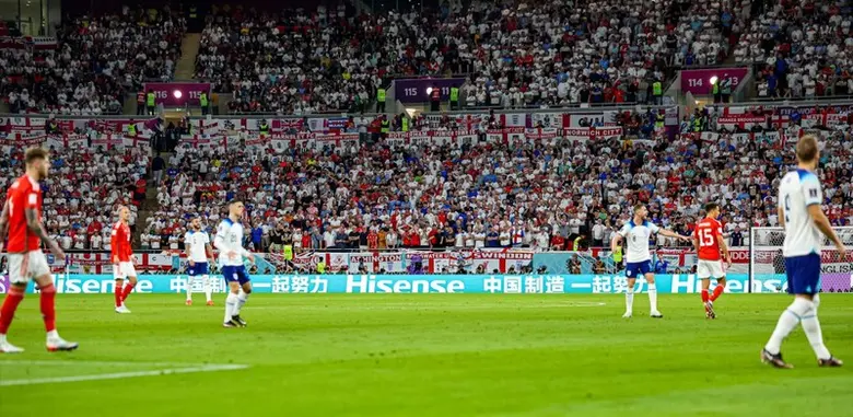 ตั้งแต่ป้ายโฆษณาแอลอีดีที่โดดเด่นสะดุดตาในการแข่งขั...