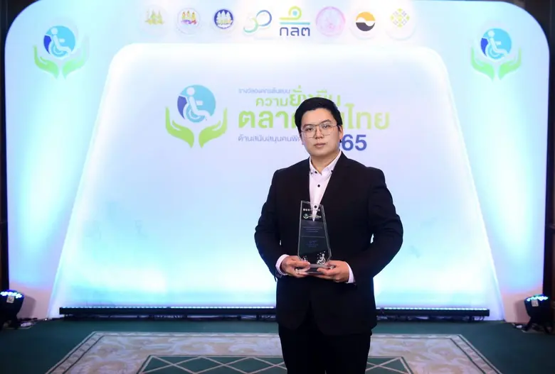 นายณพวิทย์ ธนาดำรงศักดิ์ ประธานเจ้าหน้าที...