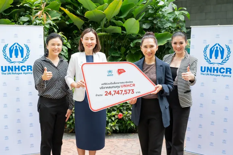 นางสาวสิรีรัตน์ คอวนิช (กลางขวา) ผู้บริหา...