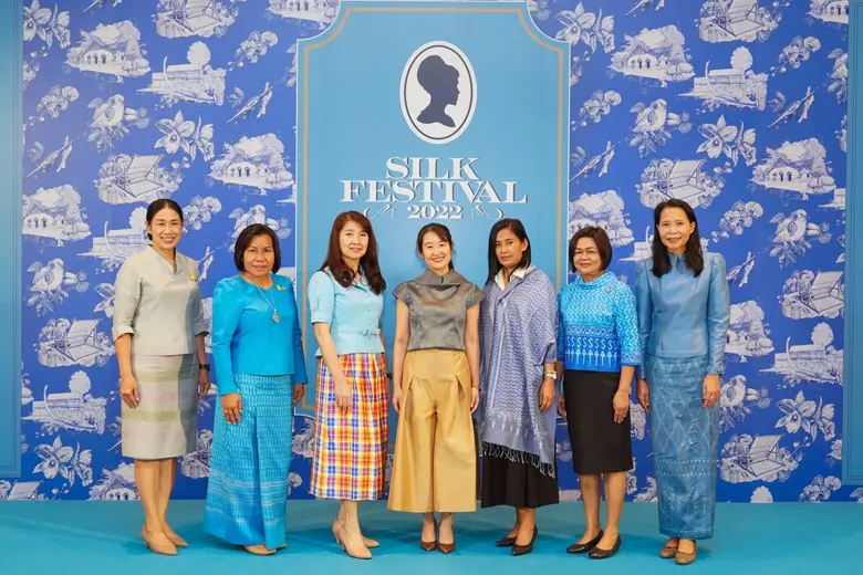 จิณณารัชช์ สัมพันธรัตน์ (คนกลาง) ประธานชม...