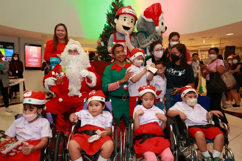 กลุ่มเซ็นทรัล - ไทวัสดุ ร่วมส่งมอบความสุขในเทศกาลปีใหม่ เนรมิตหอศิลปกรุงเทพฯ เป็นจุดเช็คอิน ด้วยต้นคริสต์มาสสด ส่งตรงจากแคนาดา