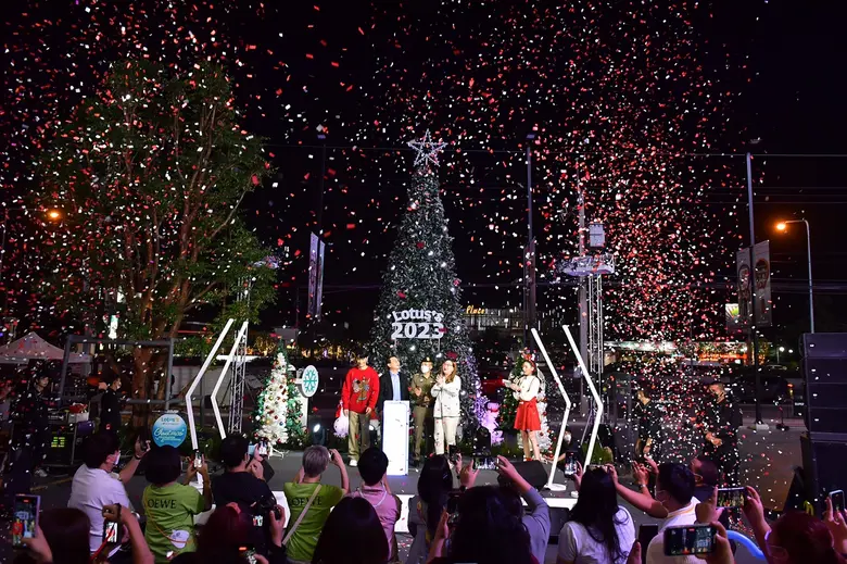 โลตัส นอร์ธ ราชพฤกษ์ ชวนร่วมฉลองปีใหม่ เนรมิตรต้นคริสต์มาสท่ามกลางหิมะ พร้อมส่งมอบความสุขนักช้อปกับขบวนของขวัญหลากหลายรายการ