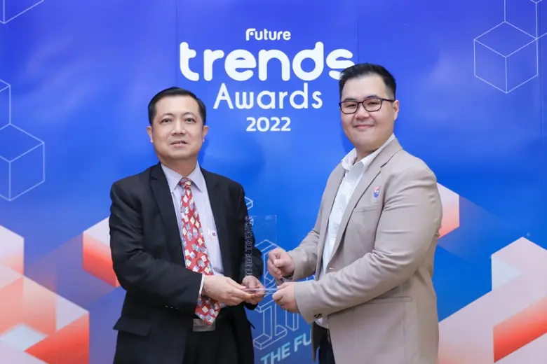 นายประสิทธิ์ ฉกาจธรรม (ซ้าย) รองกรรมการผู...