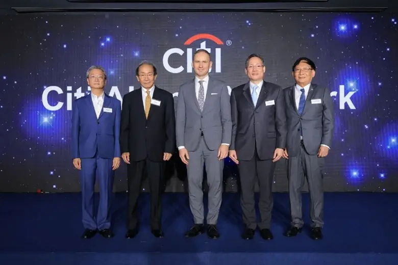 มร. ทีบอร์ พานดิ กรรมการผู้จัดการใหญ่ ธนา...