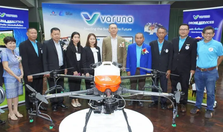 ดร.เฉลิมชัย ศรีอ่อน (ที่ห้าจากขวา) รัฐมนตรีว่าการกร...