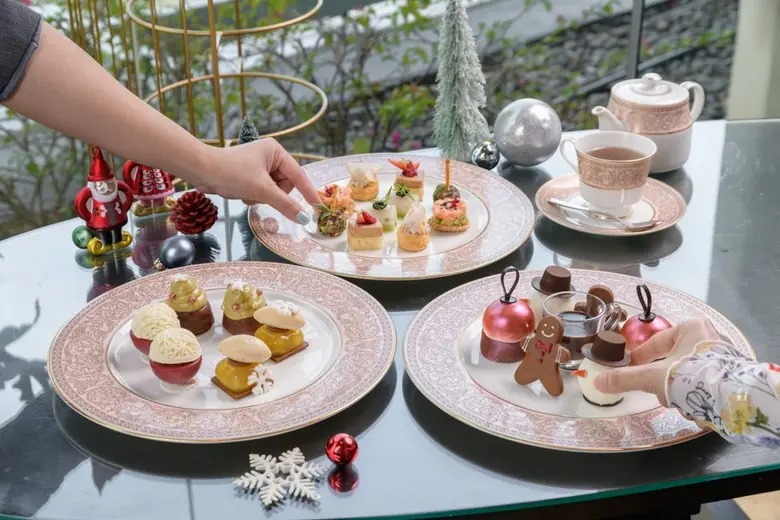 เชิญคุณและคนที่คุณรักมาอิ่มเอมไปกับ "ชุดน้ำชายามบ่ายธีมเฟสทีฟ" เพื่อต้อนรับเทศกาลคริสต์มาสและปีใหม่ ณ ล็อบบี้ เลาน์จ โรงแรมแชงกรี-ลา กรุงเทพฯ