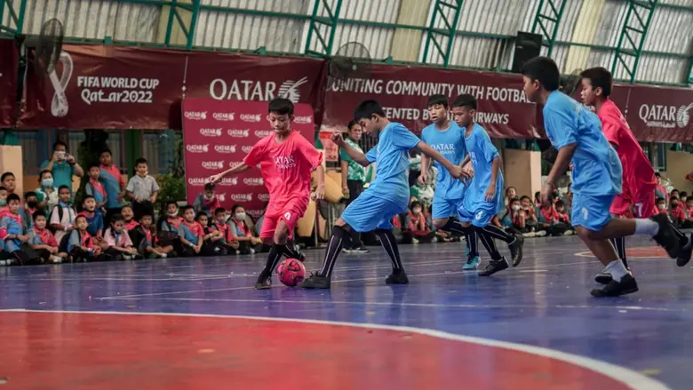 กาตาร์ แอร์เวย์ส ส่งความสุขผ่านลูกฟุตบอลให้ชุมชนคลองเตย เนื่องในโอกาสการแข่งขัน ฟีฟ่า เวิลด์คัพ กาตาร์ 2022(TM)