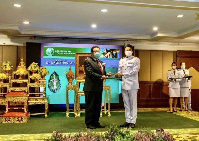 นายเหอ หนิง เลขานุการมูลนิธิรักกัน เราทำได้ และประธ...