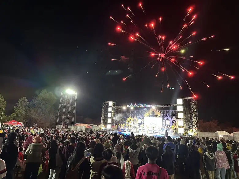 ซัมมิท แคปปิตอล ลีสซิ่ง ร่วมกับค่ายเพลงอาร์สยามและช่อง 8 จัดฟรีคอนเสิร์ต "แซ่บซิ่ง อีสานตลาดแตก" ณ สนามฟุตบอลเทศบาลตำบลปรางค์กู่ จังหวัดศรีสะเกษ