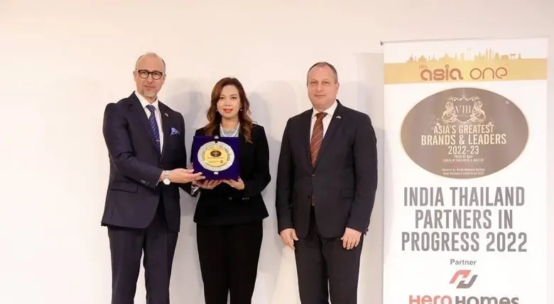 นางวดีรัตน์ เจริญคุปต์ (คนกลาง) รองกรรมกา...