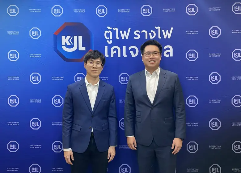 นายเกษมสันต์ สุจิวโรดม (คนขวา) ประธานเจ้า...