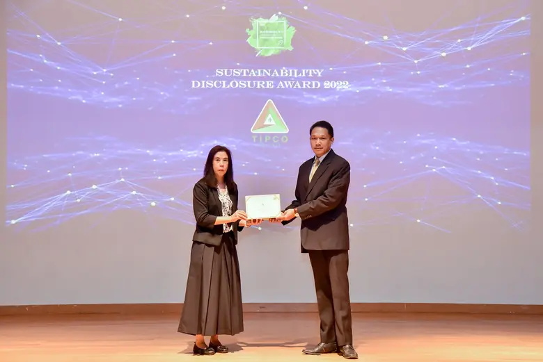 คุณชัชวรุตม์ มุสิกไชย (ขวา) ผู้จัดการอาวุ...