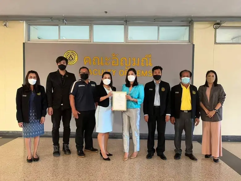 นักงานพัฒนาฝีมือแรงงานจันทบุรีได้มอบใบอนุ...