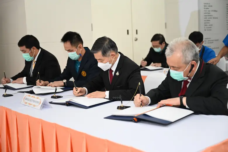 มูลนิธิป่อเต็กตึ๊ง ทูลเกล้าฯ ถวายแจกันดอก...